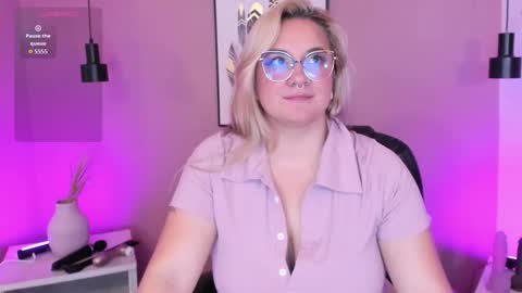 Hollie online show from October 3, 12:43 pm