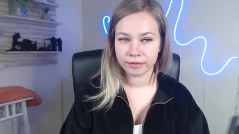 Holly online show from December 16, 7:04 am