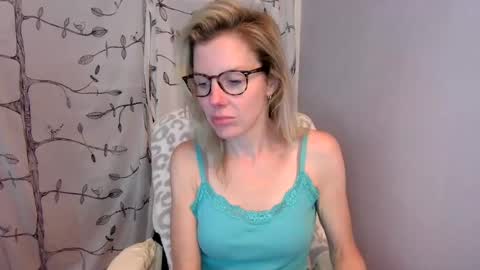 holly_bourbon online show from June 12, 9:12 pm