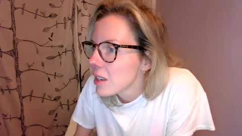 holly_bourbon online show from June 11, 2:53 am