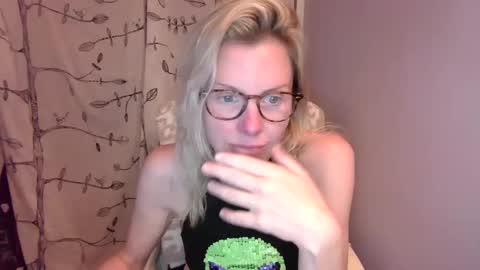 holly_bourbon online show from June 5, 1:31 am