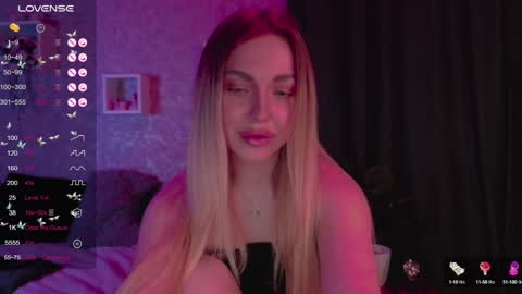 holly_molly8 online show from February 6, 11:15 pm