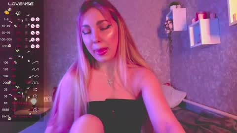 holly_molly8 online show from January 12, 3:46 pm