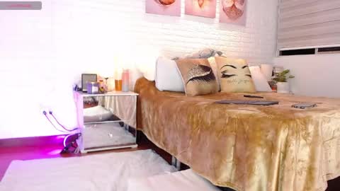 hollyt1 online show from June 6, 1:12 am