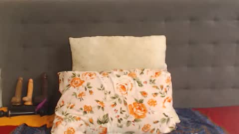 honeydropsxx2 online show from October 15, 1:41 am