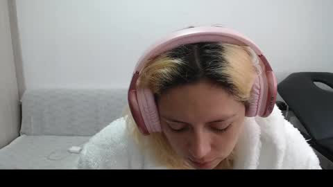 Mia online show from March 10, 4:03 pm