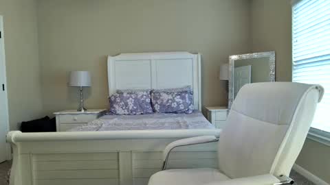 Maggie online show from December 1, 7:27 pm