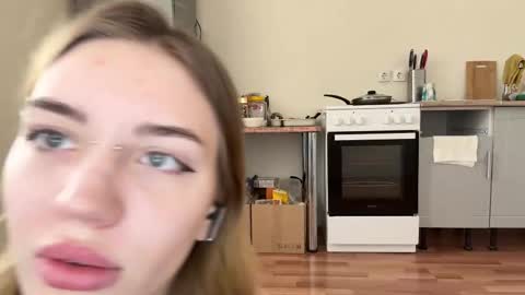 hsiuscherich online show from November 15, 9:32 am