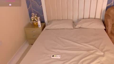 iam_nicolle online show from December 20, 1:48 pm