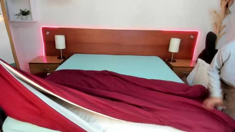 Icy online show from September 9, 10:15 am