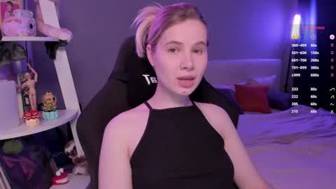 Mia online show from June 21, 10:08 am