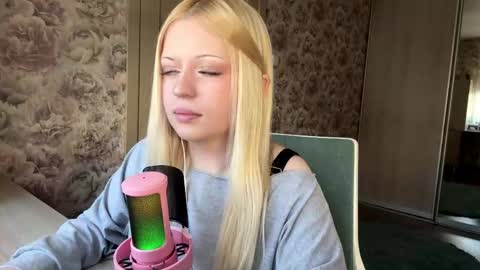 Lola online show from March 22, 12:11 pm