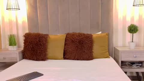 Iris  online show from December 5, 2:18 pm