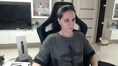 Irwi Tomboy online show from December 19, 8:44 pm