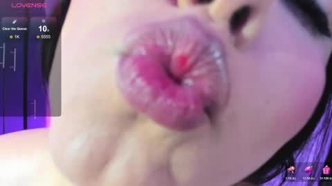 Instagram soybella01  online show from April 7, 6:10 pm