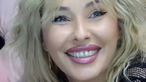 IssaSmyth online show from October 28, 8:09 am