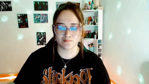 Yiz online show from December 7, 2:42 am