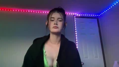 itsKaylaaa online show from June 5, 1:53 am