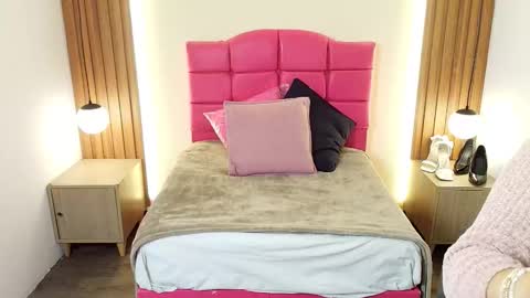 I V O N N E R O S S online show from February 16, 12:05 pm