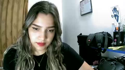 izzy_32 online show from June 14, 11:38 pm