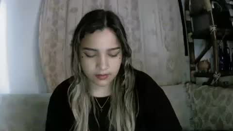 izzy_32 online show from April 21, 7:04 am