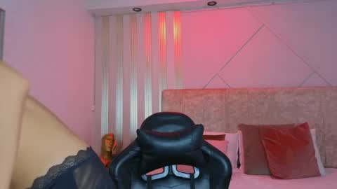 j_belle_ online show from April 9, 1:49 pm