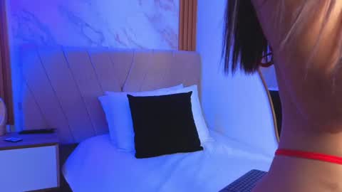 j_belle_ online show from June 12, 9:34 pm