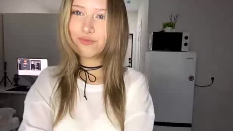Zoe online show from August 8, 7:00 pm