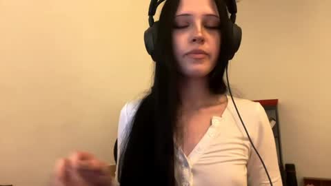Lily online show from June 5, 8:59 pm