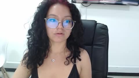 jenn online show from December 18, 6:01 pm