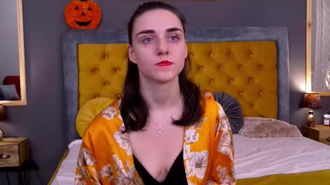 Jessica White online show from December 17, 5:11 am