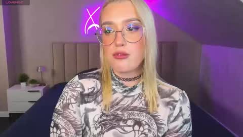 Vickie online show from October 16, 9:56 am