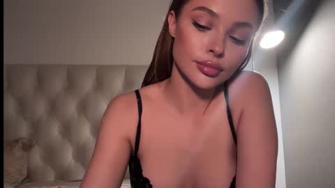 Jennie and Sophia online show from October 8, 5:28 pm