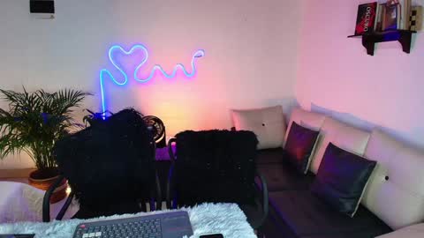 Jules and Gia online show from January 30, 11:45 pm