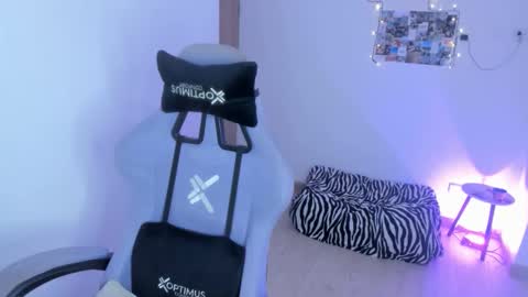 juli_santos_22 online show from January 7, 3:32 am