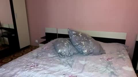 julia_charm online show from August 3, 5:07 pm