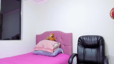 juliana Aristizabal  online show from November 6, 11:21 pm