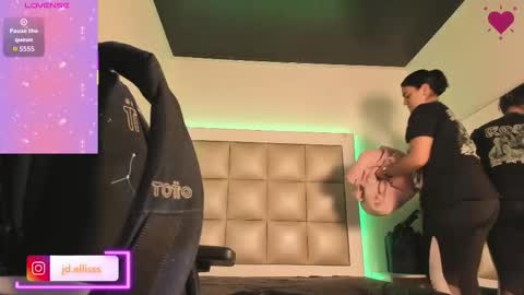 juliana_js_ online show from September 29, 12:10 pm