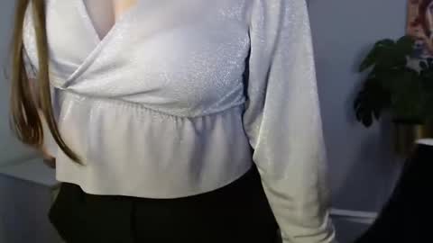 Julie online show from October 24, 5:09 pm