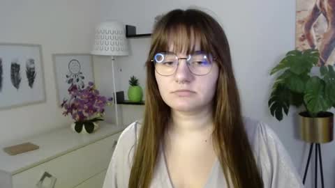 Julie online show from November 18, 2:40 pm