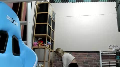 karoline121 online show from November 10, 9:43 pm