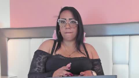 karolwest_ online show from November 25, 11:45 am