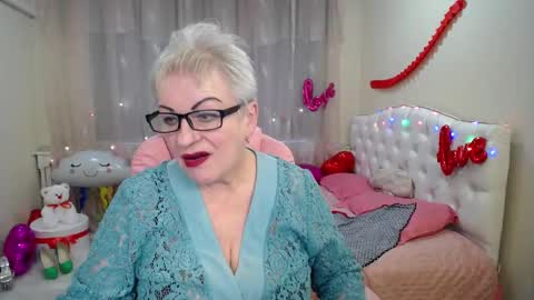 kaylesmoll online show from February 27, 5:45 am