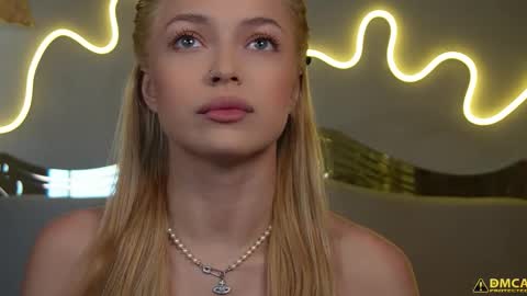 kelly_peachpiee online show from September 12, 5:19 am