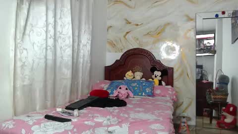 kendall  online show from November 13, 7:07 am