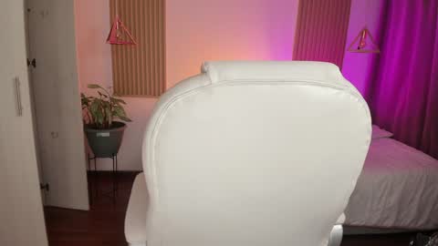 Kendall  online show from November 24, 5:37 pm