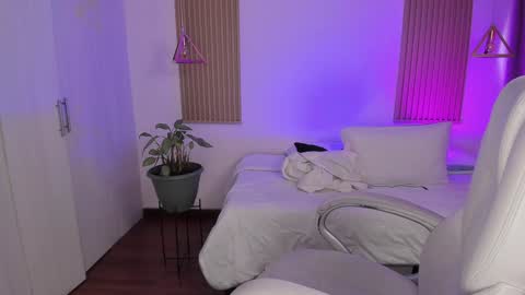 Kendall  online show from January 14, 7:08 pm