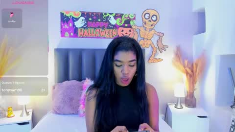 kendrachavez_ online show from October 29, 9:28 pm