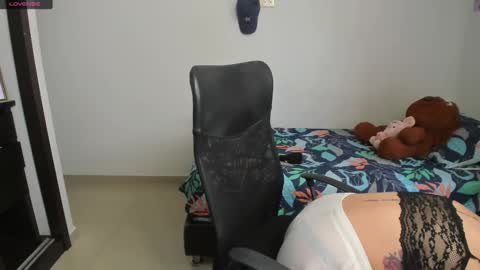 Evelyn online show from February 12, 4:00 pm