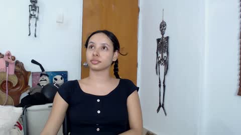 kiaralenon online show from October 1, 5:45 am